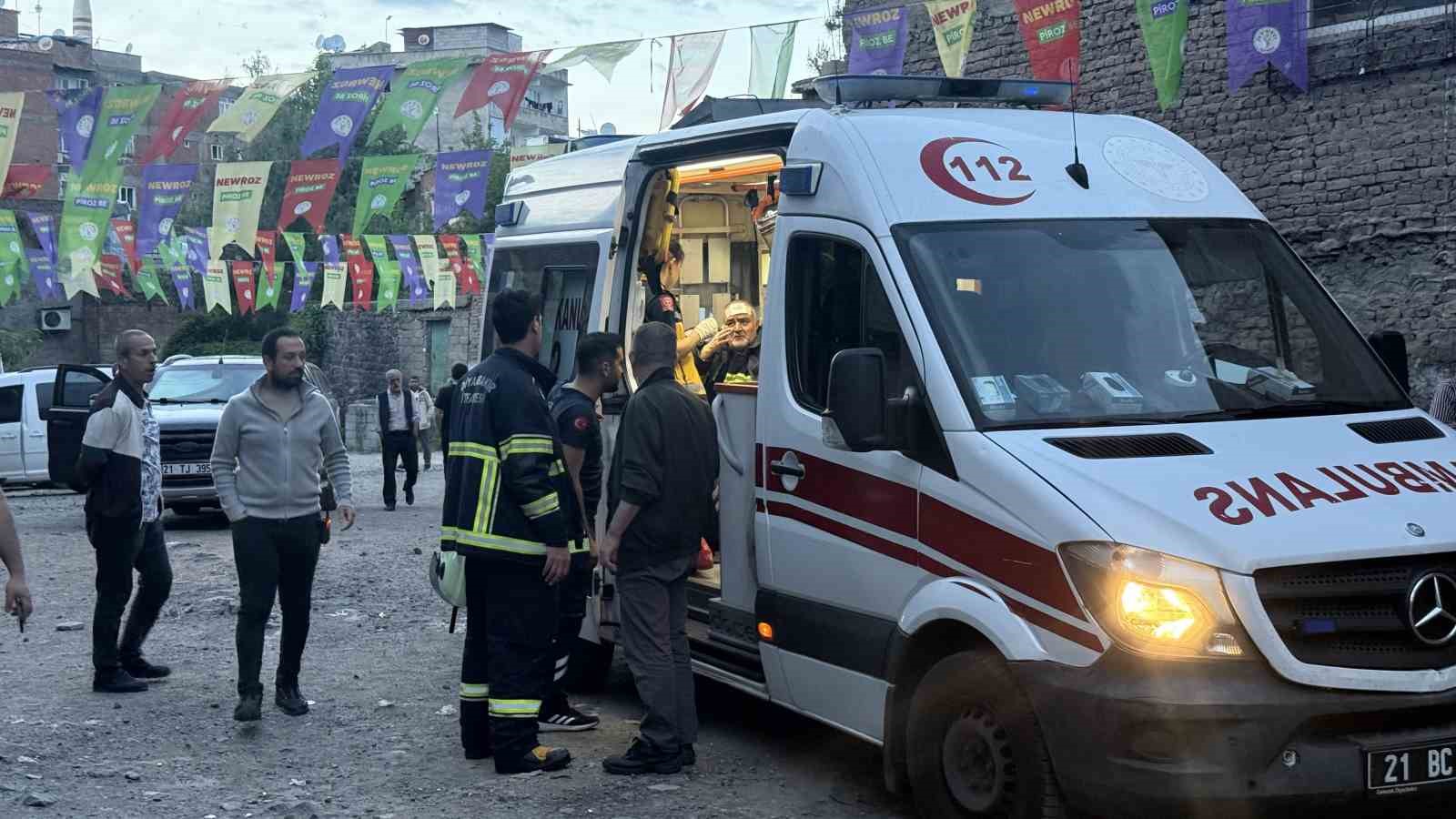 diyarbakirda ev yangini itfaiye eri yaralandi 2 kisi dumandan etkilendi 1 8GRCnUNq