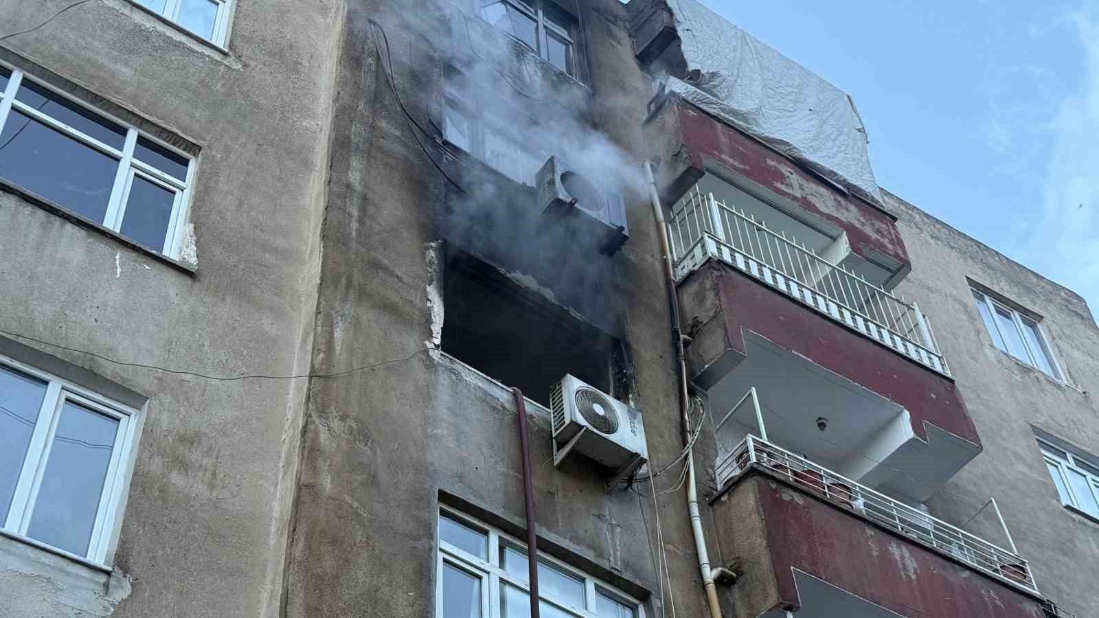 diyarbakirda ev yangini itfaiye eri yaralandi 2 kisi dumandan etkilendi 2 7KeigPEP