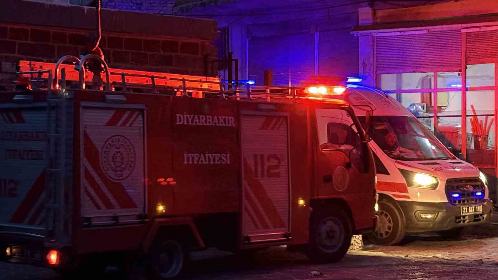 diyarbakirda ev yangini itfaiye eri yaralandi 2 kisi dumandan etkilendi 4 tzsM8M1q