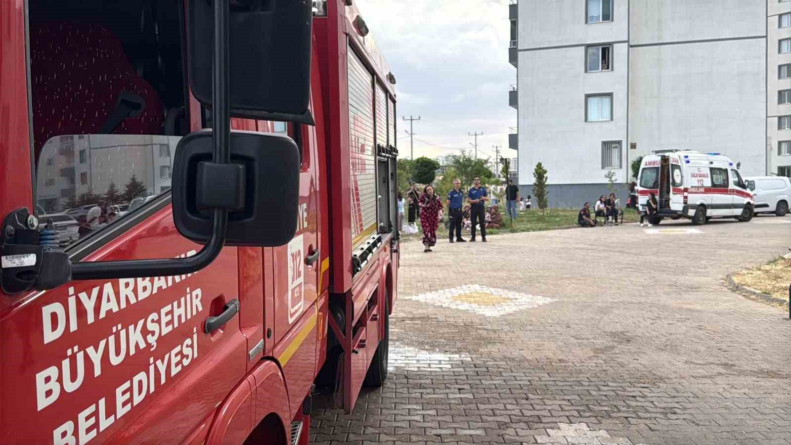 Diyarbakır’da ev yangınında 1 kişi dumandan etkilendi 7 diyarbakirda ev yangininda 1 kisi dumandan etkilendi 3