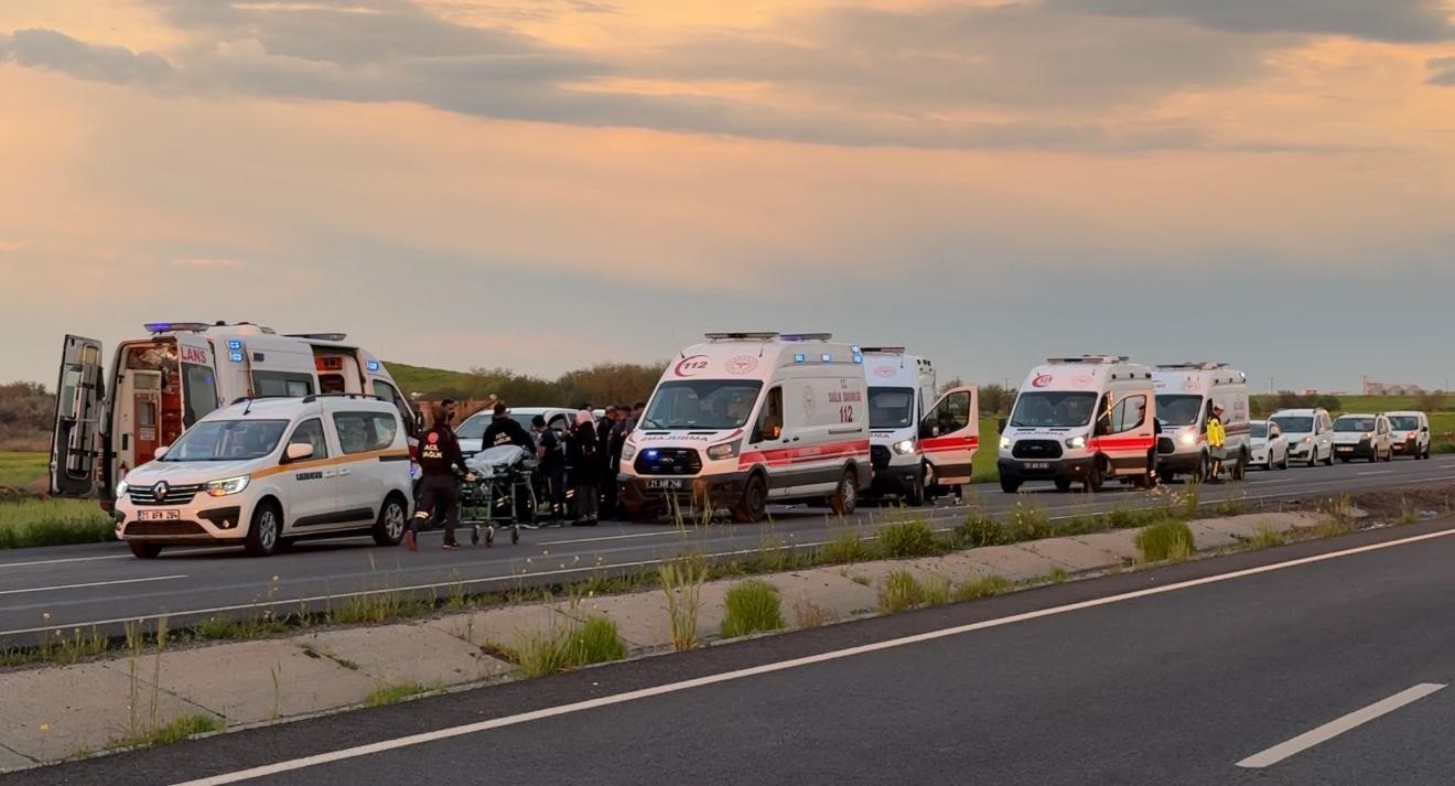 Diyarbakır’da faciadan dönüldü: Takla atan araçtaki 10 kişi yaralandı 4 diyarbakirda faciadan donuldu takla atan aractaki 10 kisi yaralandi 0 Rm36yZpl