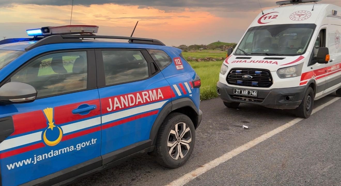 Diyarbakır’da faciadan dönüldü: Takla atan araçtaki 10 kişi yaralandı 7 diyarbakirda faciadan donuldu takla atan aractaki 10 kisi yaralandi 3 qgTFJgHh
