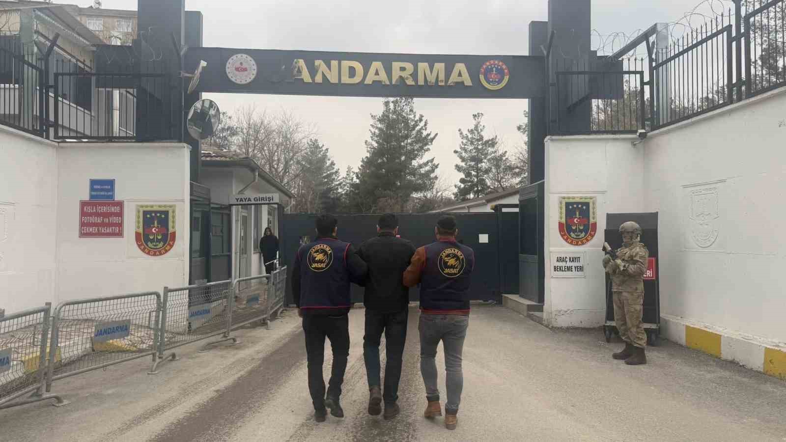 Diyarbakır’da farklı suçlardan araması bulunan 138 kişi yakalandı 5 diyarbakirda farkli suclardan aramasi bulunan 138 kisi yakalandi 1 P44ln1Ya