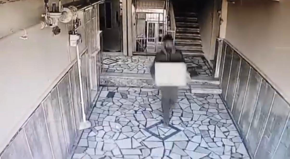 Diyarbakır’da garip hırsızlık girişimi: Önce çaldı, sonra geri bırakıp kameraya ’karışmadım’ el işaretini yaptı 4 diyarbakirda garip hirsizlik girisimi once caldi sonra geri birakip kameraya karismadim el isaretini yapti tXEfjsmk