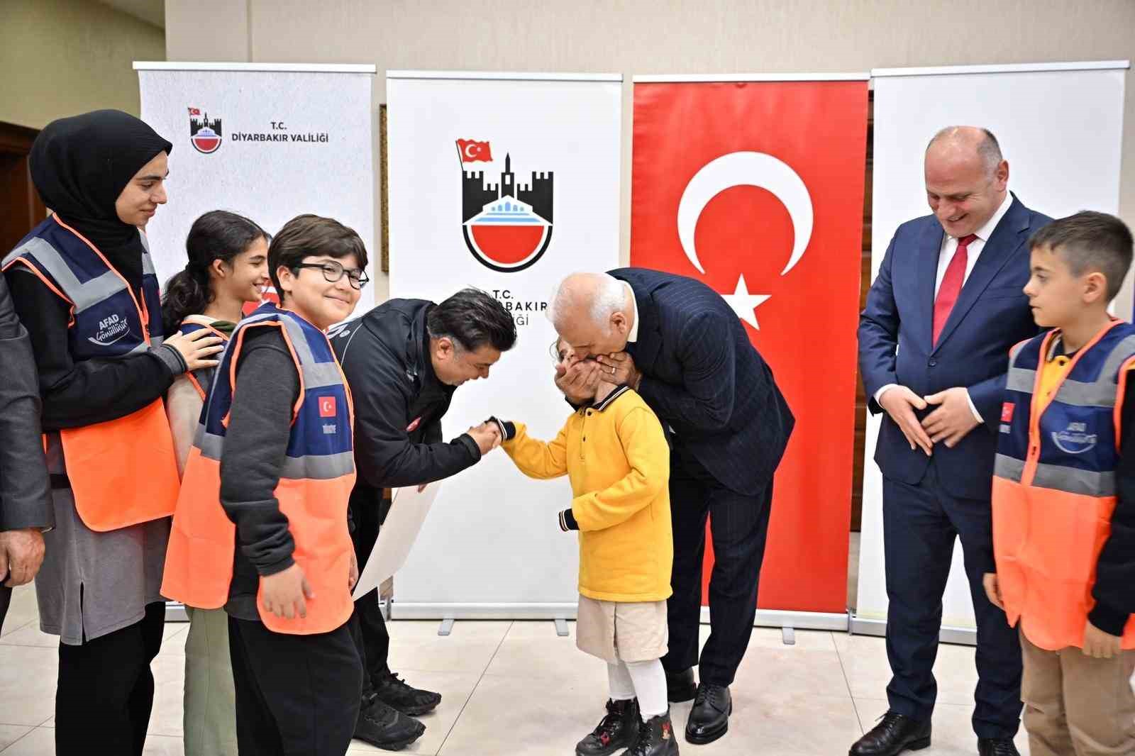 diyarbakirda gazze icin toplanan 24 milyon lira afada teslim edildi 1 5l2DDP13