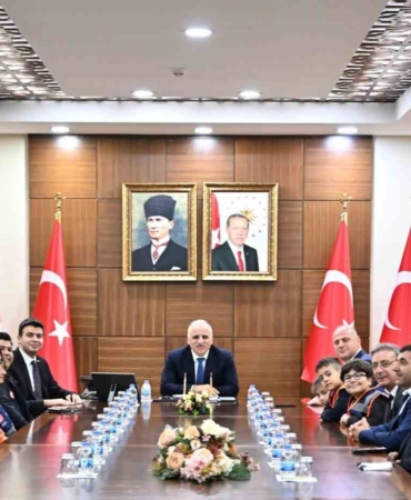 diyarbakirda-gazze-icin-toplanan-24-milyon-lira-afada-teslim-edildi-wMSBC72u.jpg