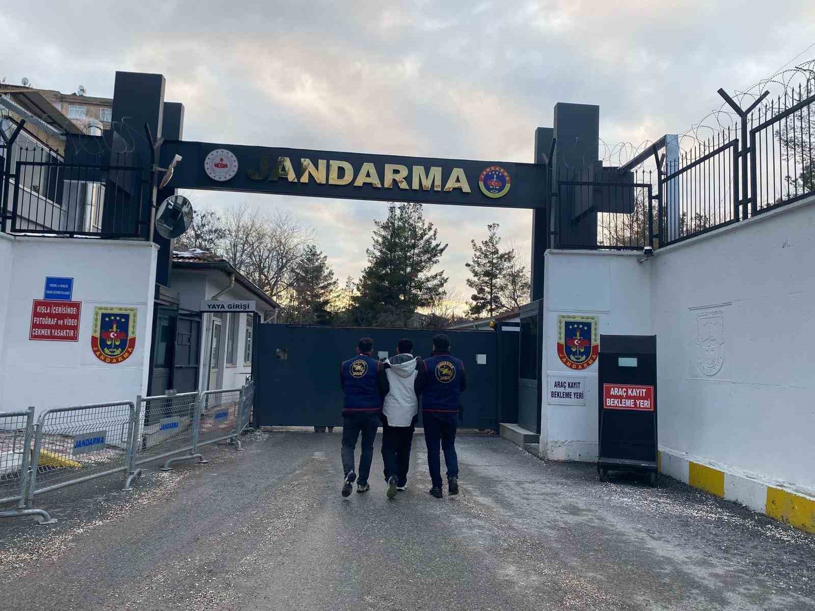 Diyarbakır’da haklarında kesinleşmiş hapis cezası bulunan 108 kişi yakalandı 4 diyarbakirda haklarinda kesinlesmis hapis cezasi bulunan 108 kisi yakalandi 0 83IaRhjQ
