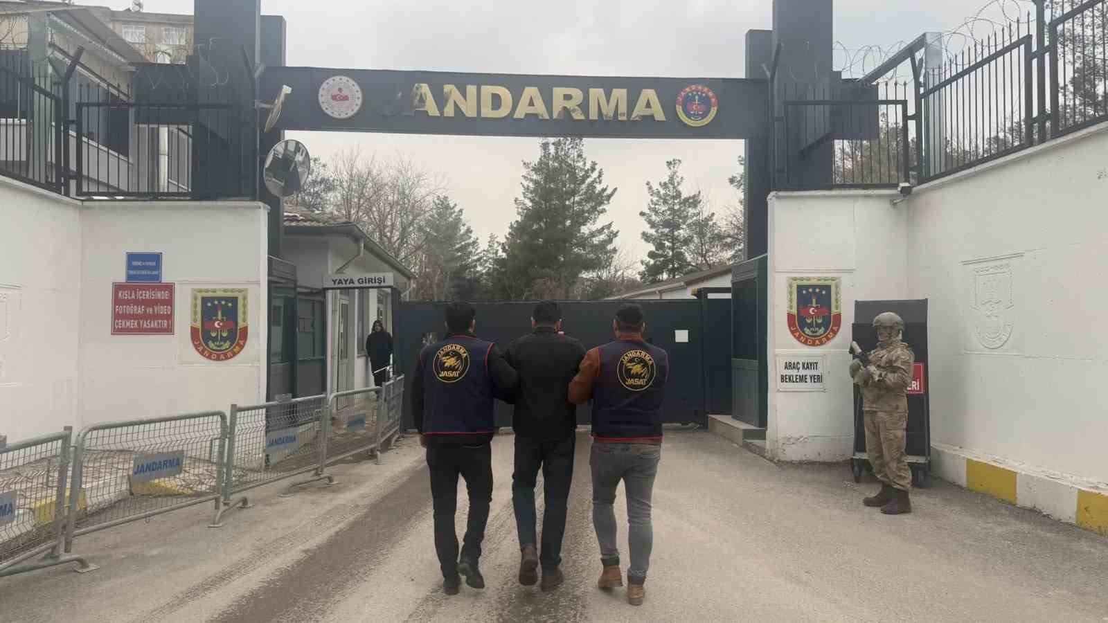 Diyarbakır’da haklarında kesinleşmiş hapis cezası bulunan 109 kişi yakalandı 4 diyarbakirda haklarinda kesinlesmis hapis cezasi bulunan 109 kisi yakalandi 0 ChIPGdln