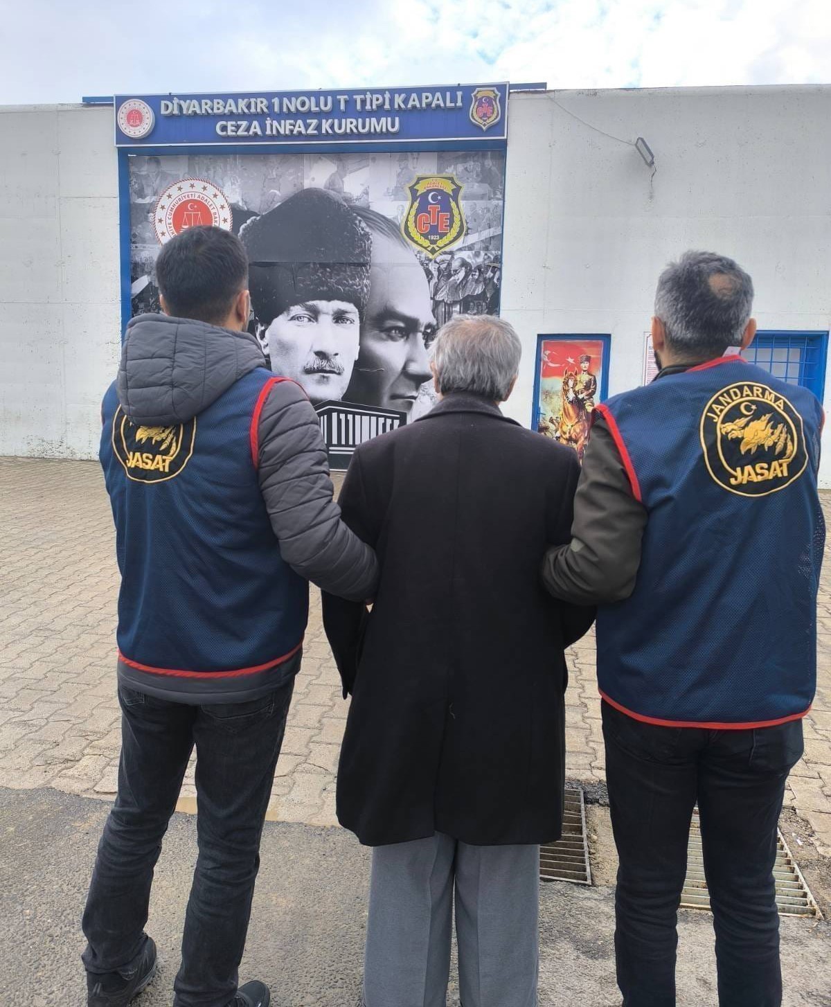 diyarbakirda haklarinda kesinlesmis hapis cezasi bulunan 111 kisi yakalandi 1 TdcMtJNP