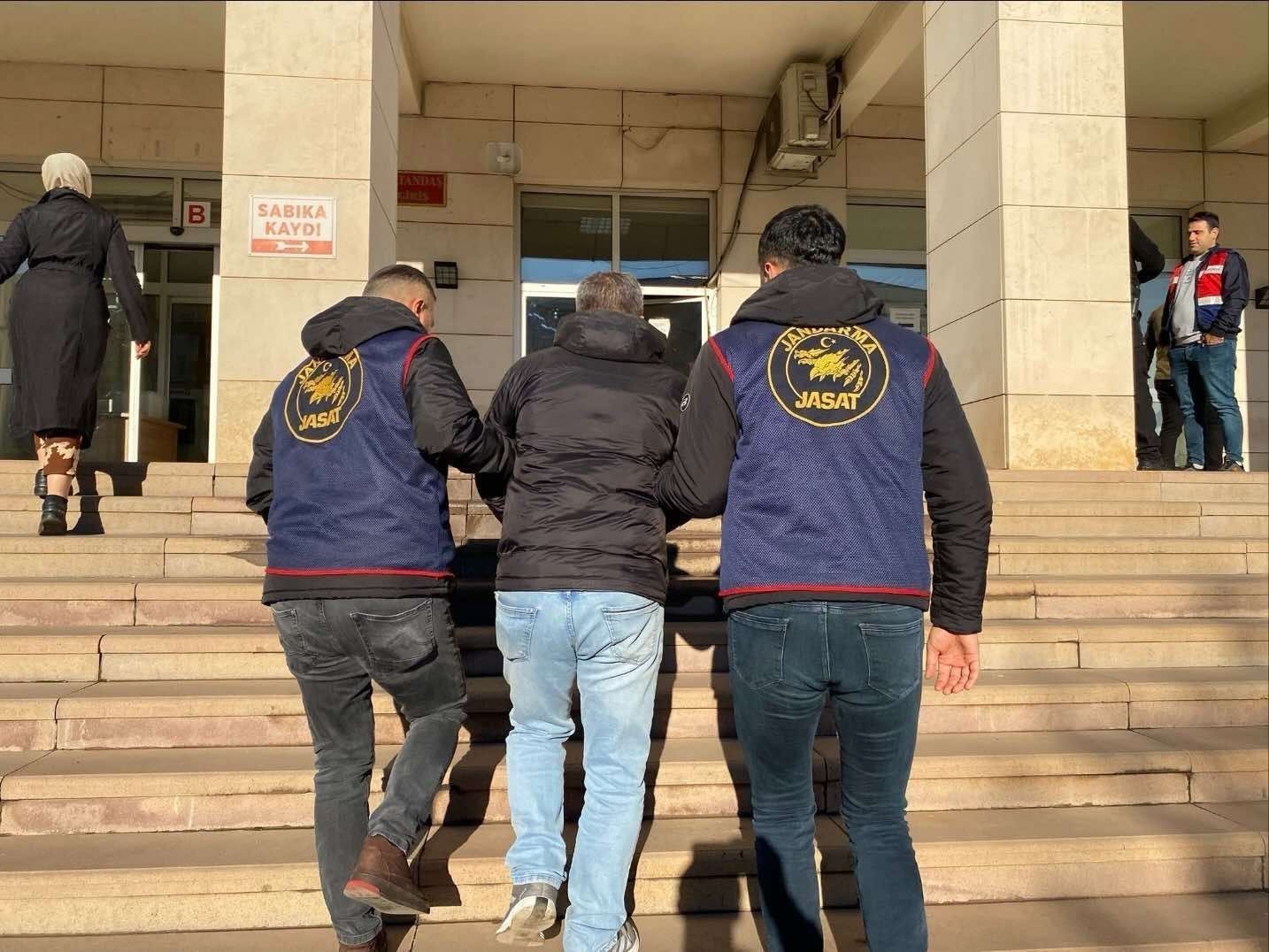 Diyarbakır’da haklarında kesinleşmiş hapis cezası bulunan 120 kişi yakalandı 4 diyarbakirda haklarinda kesinlesmis hapis cezasi bulunan 120 kisi yakalandi 0 cV2vggib