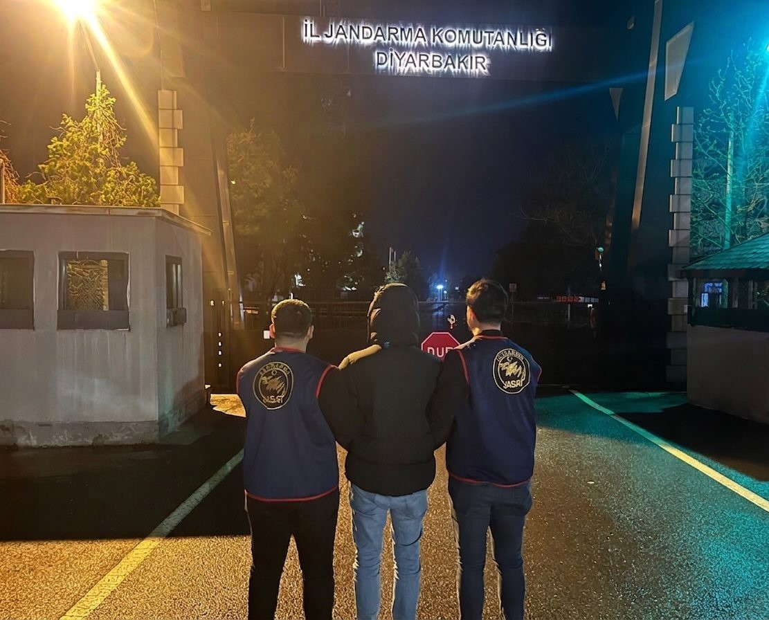 Diyarbakır’da haklarında kesinleşmiş hapis cezası bulunan 125 kişi yakalandı 4 diyarbakirda haklarinda kesinlesmis hapis cezasi bulunan 125 kisi yakalandi 0 aPSTaZKD