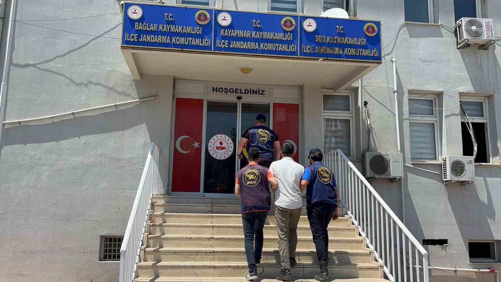 Diyarbakır’da haklarında kesinleşmiş hapis cezası bulunan 141 kişi yakalandı 4 diyarbakirda haklarinda kesinlesmis hapis cezasi bulunan 141 kisi yakalandi 0 pLj13LOm