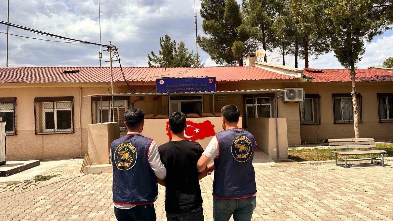 Diyarbakır’da haklarında kesinleşmiş hapis cezası bulunan 141 kişi yakalandı 5 diyarbakirda haklarinda kesinlesmis hapis cezasi bulunan 141 kisi yakalandi 1 ywPpW4kG
