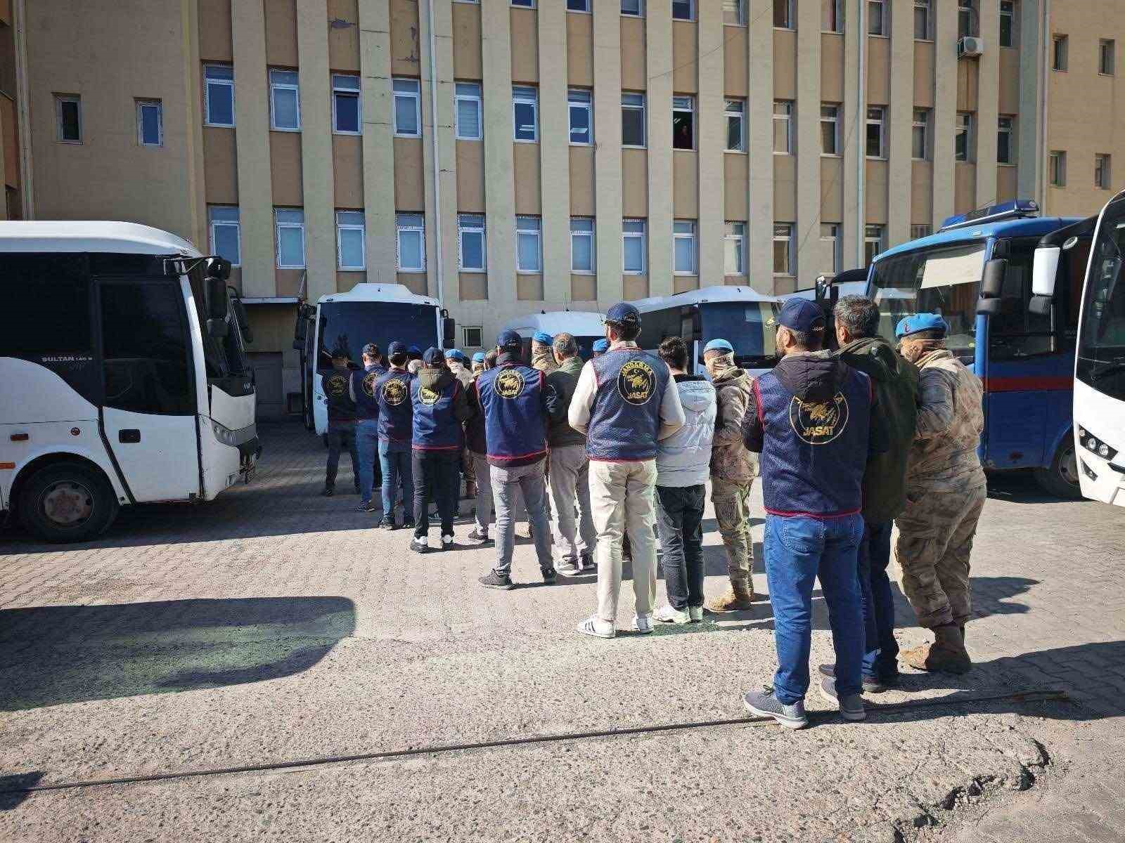 Diyarbakır’da haklarında kesinleşmiş hapis cezası bulunan 162 kişi yakalandı 4 diyarbakirda haklarinda kesinlesmis hapis cezasi bulunan 162 kisi yakalandi 0 kDG42JLV