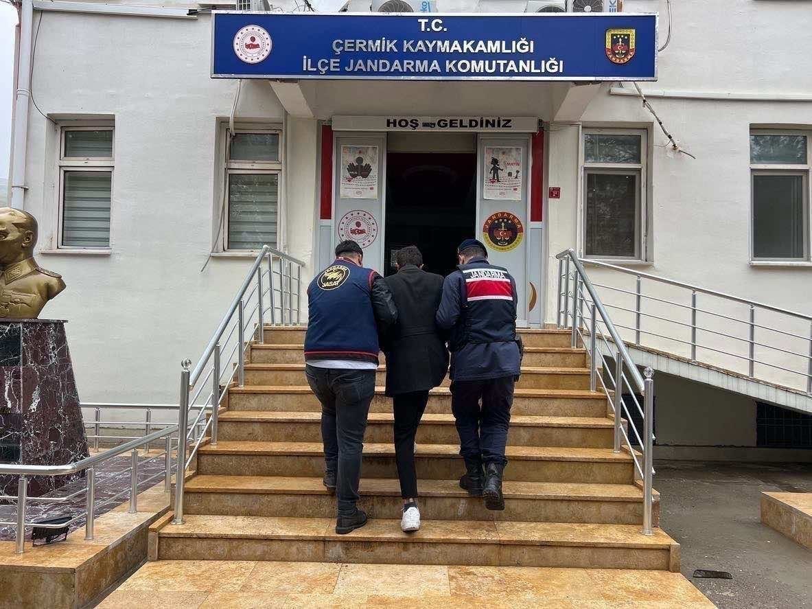 Diyarbakır’da haklarında kesinleşmiş hapis cezası bulunan 162 kişi yakalandı 5 diyarbakirda haklarinda kesinlesmis hapis cezasi bulunan 162 kisi yakalandi 1 UzdbDaGO