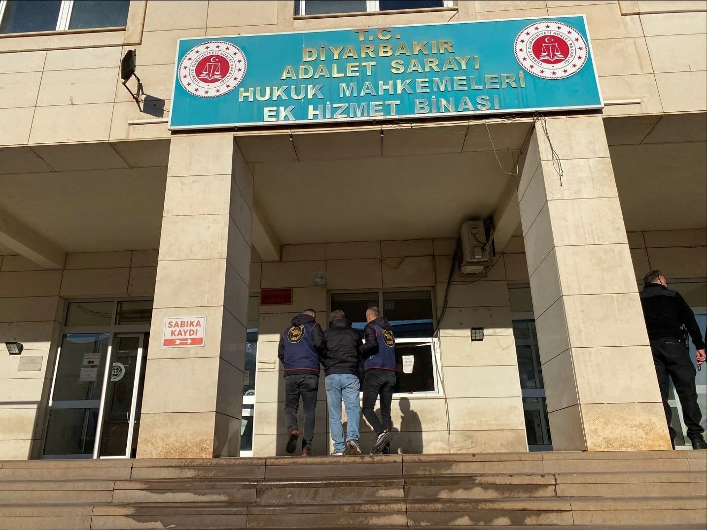 diyarbakirda haklarinda kesinlesmis hapis cezasi bulunan 4 sahis yakalandi 1 DEcsX9mV