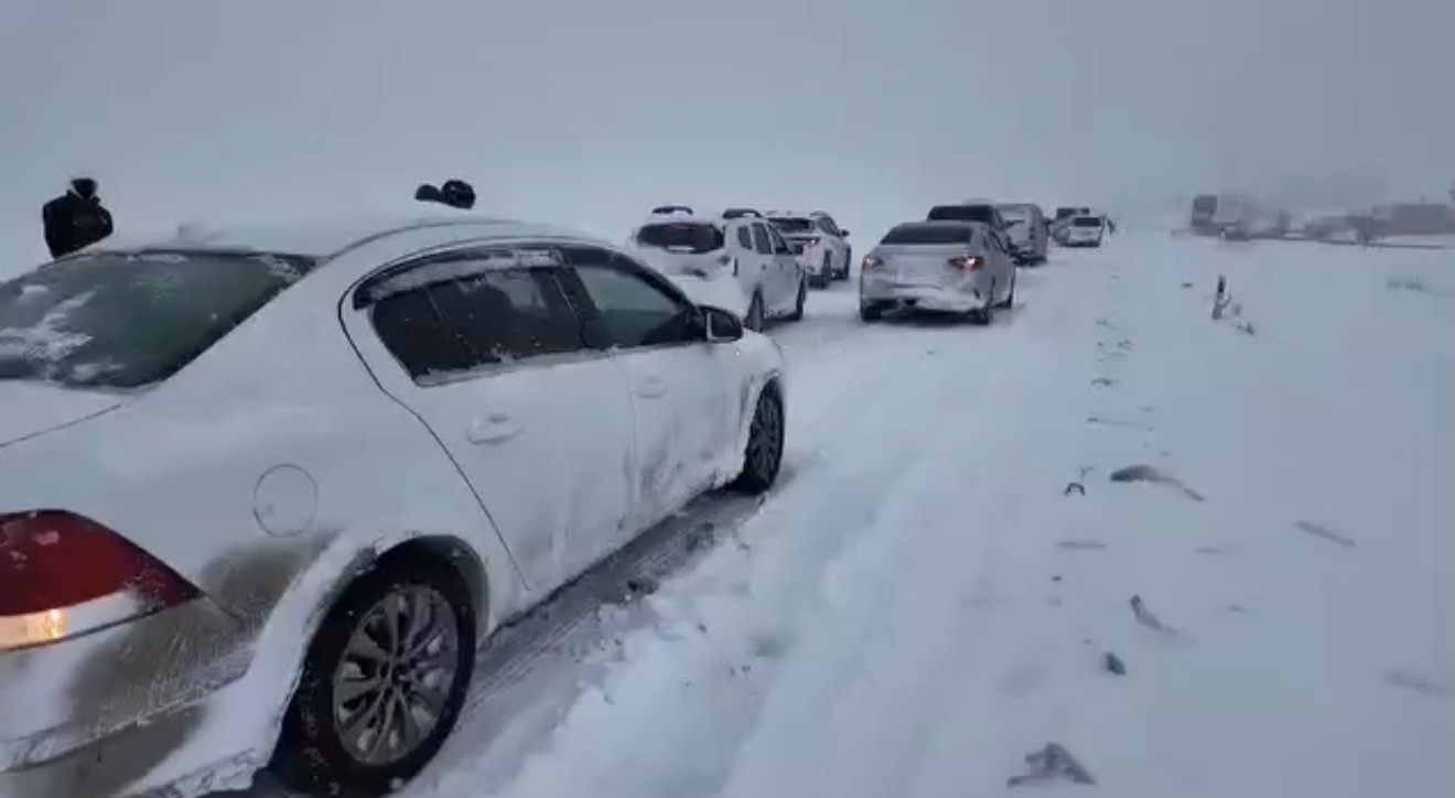 Diyarbakır’da iki gündür devam eden kar trafiği felç etti 4 diyarbakirda iki gundur devam eden kar trafigi felc etti 0 3wfglnhB