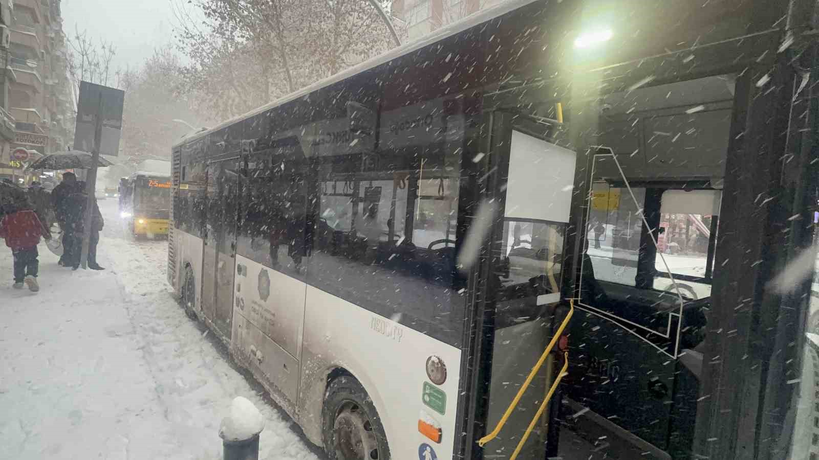 Diyarbakır’da iki gündür devam eden kar trafiği felç etti 5 diyarbakirda iki gundur devam eden kar trafigi felc etti 1 Auk4v4Kd