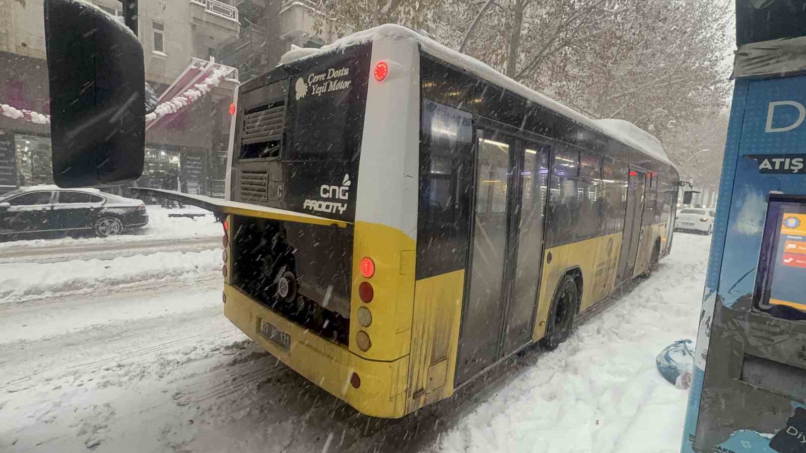 Diyarbakır’da iki gündür devam eden kar trafiği felç etti 6 diyarbakirda iki gundur devam eden kar trafigi felc etti 2 hFqkfBm6