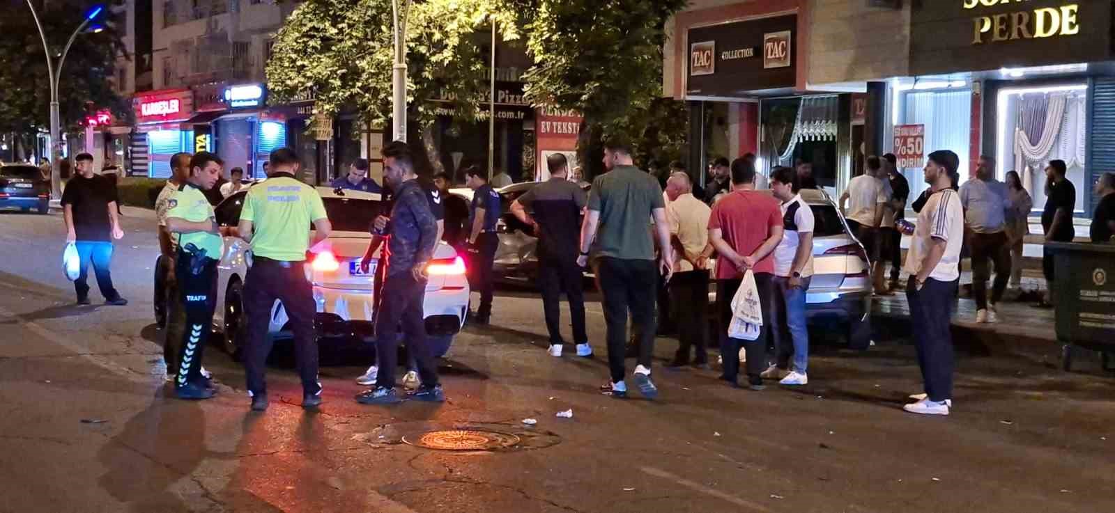 Diyarbakır’da iki otomobil çarpıştı: 5 yaralı 4 diyarbakirda iki otomobil carpisti 5 yarali 0 JTIesklO