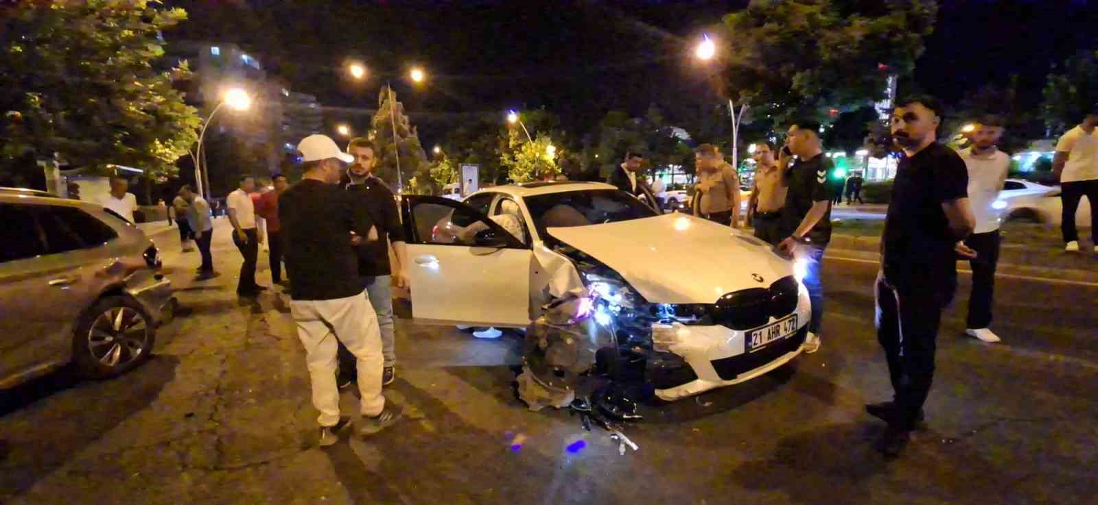 Diyarbakır’da iki otomobil çarpıştı: 5 yaralı 5 diyarbakirda iki otomobil carpisti 5 yarali 1 OZuY6GbR