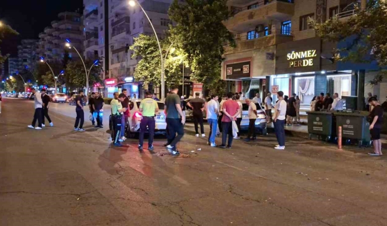 diyarbakirda-iki-otomobil-carpisti-5-yarali-1zDv2Nc3.jpg