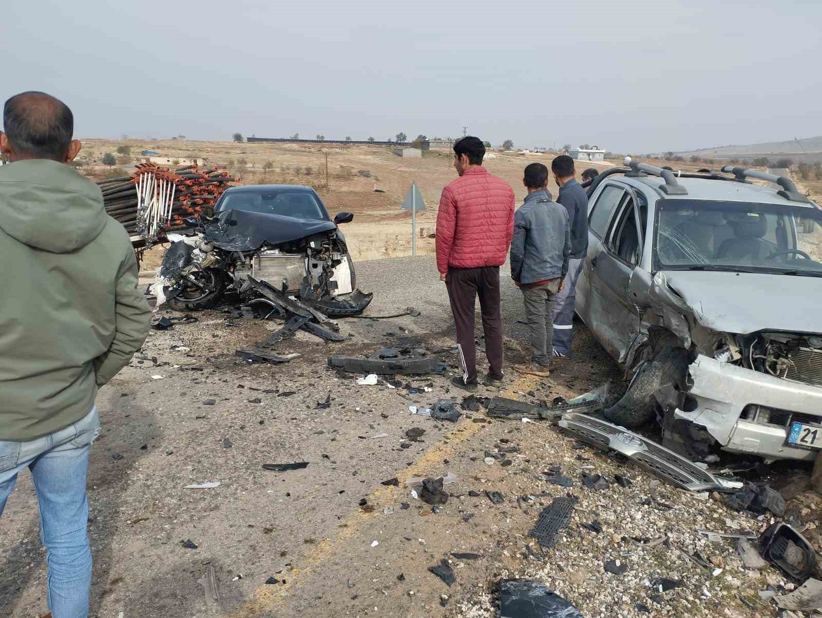 diyarbakirda iki otomobil kafa kafaya carpisti 2 yarali 1 kQaTIf6j