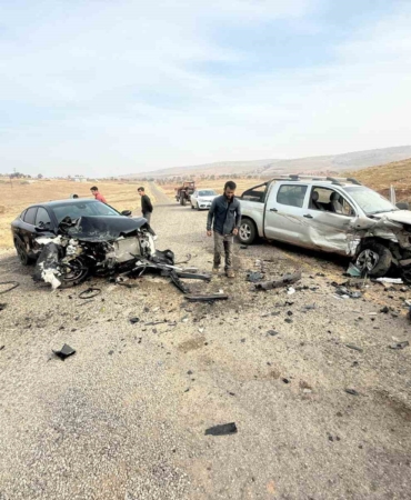 diyarbakirda-iki-otomobil-kafa-kafaya-carpisti-2-yarali-DU1FnDmr.jpg