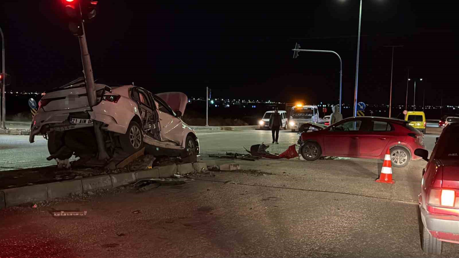 Diyarbakır’da iki otomobil kafa kafaya çarpıştı: 3 yaralı 4 diyarbakirda iki otomobil kafa kafaya carpisti 3 yarali 0 FAHWuiHD