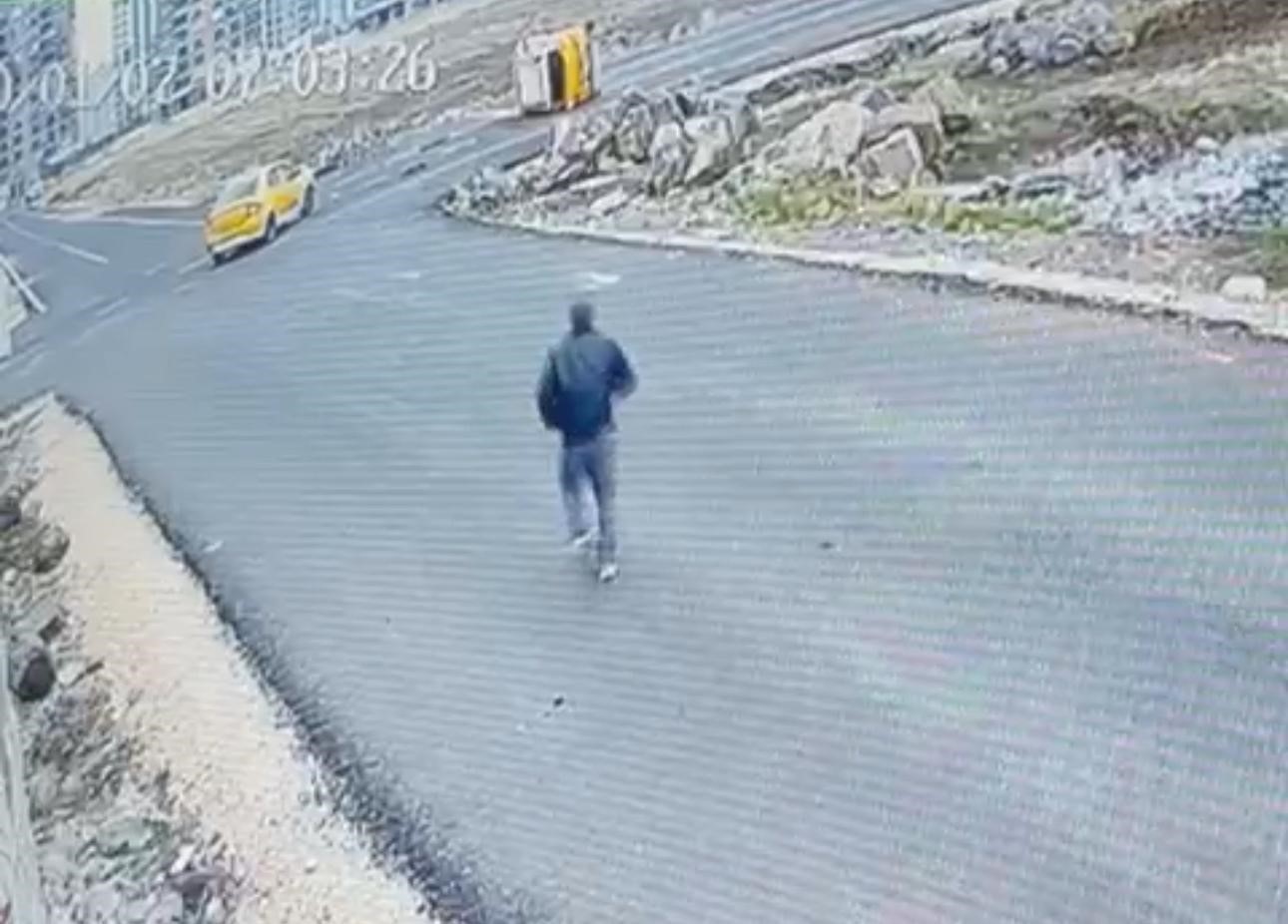 diyarbakirda iki ticari taksinin carpistigi kaza ani guvenlik kamerasina yansidi 0 1h7EuZA9