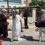 diyarbakirda-ilginc-bosanma-kadinin-halay-cekmesine-erkek-baglama-calarak-cevap-verdi-Mu7em5Fz.jpg