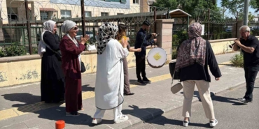 diyarbakirda-ilginc-bosanma-kadinin-halay-cekmesine-erkek-baglama-calarak-cevap-verdi-Mu7em5Fz.jpg