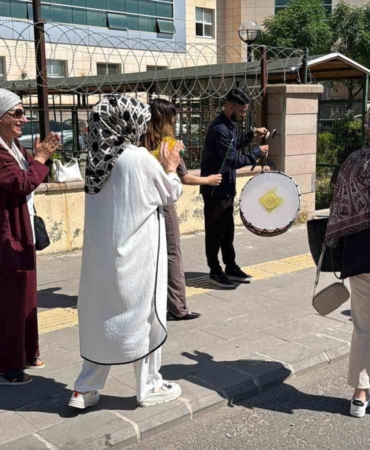 diyarbakirda-ilginc-bosanma-kadinin-halay-cekmesine-erkek-baglama-calarak-cevap-verdi-Mu7em5Fz.jpg