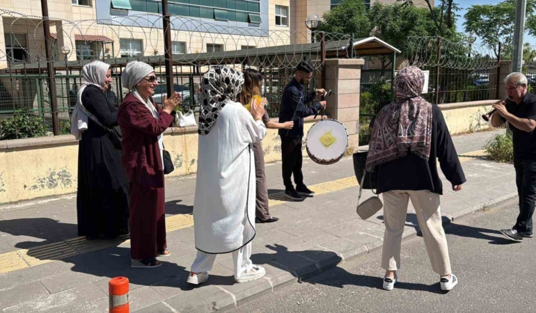 diyarbakirda-ilginc-bosanma-kadinin-halay-cekmesine-erkek-baglama-calarak-cevap-verdi-Mu7em5Fz.jpg
