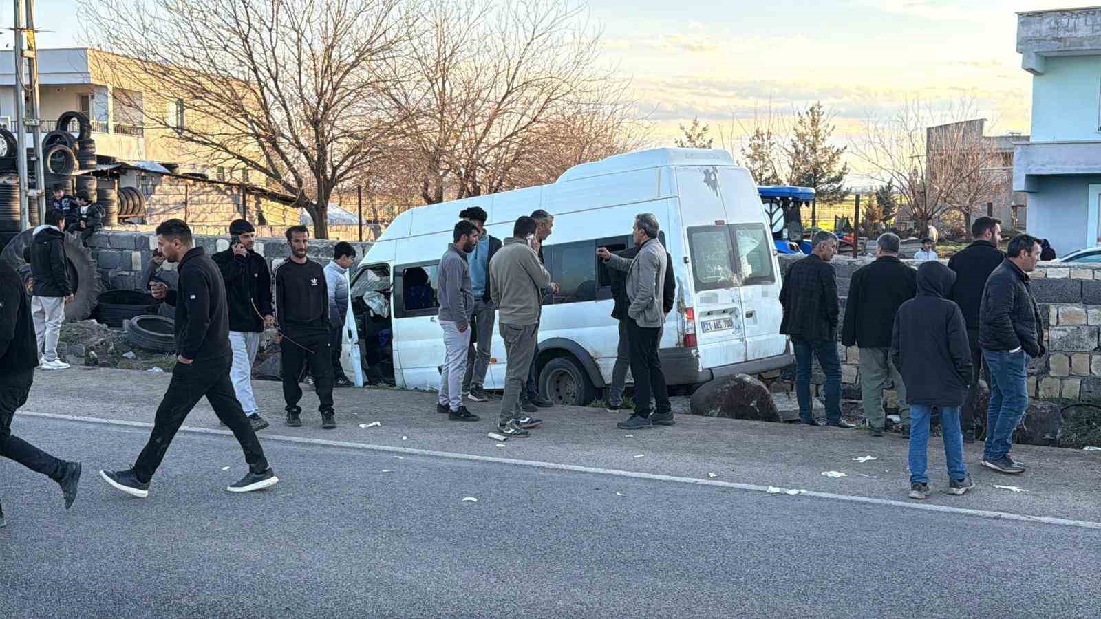 diyarbakirda isci minibusu duvara carpti 12 yarali 0 jPuYEY9I