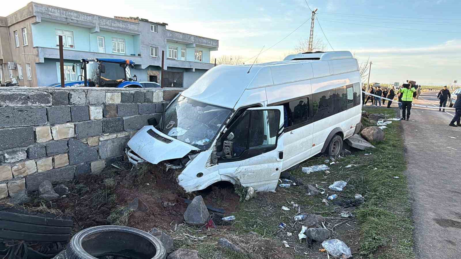 diyarbakirda isci minibusu duvara carpti 12 yarali 1