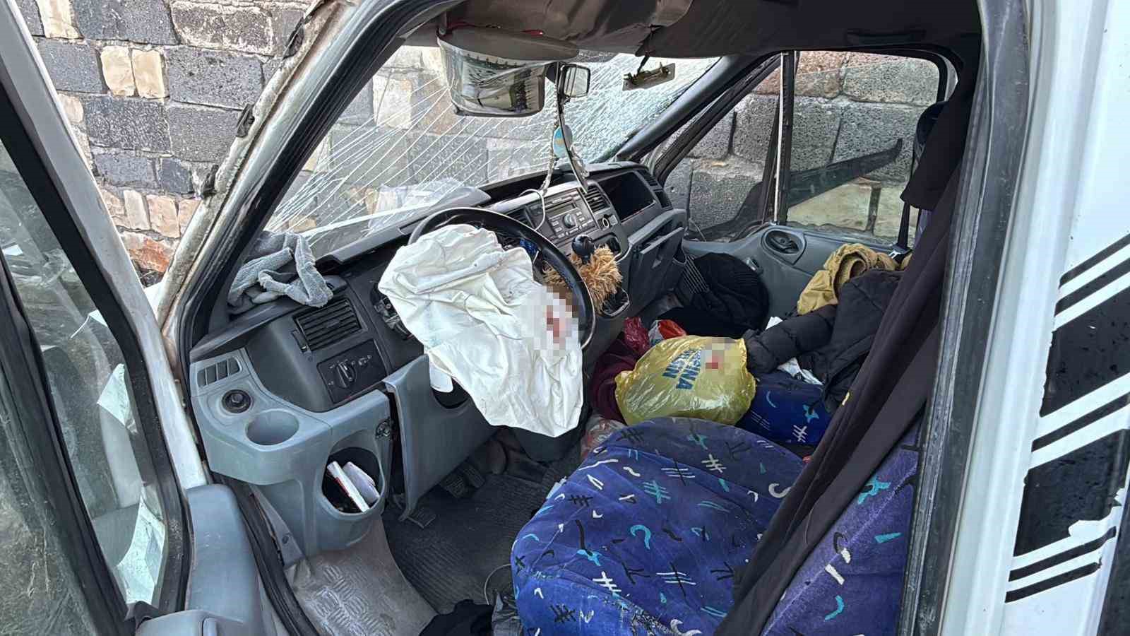 diyarbakirda isci minibusu duvara carpti 12 yarali 2 cYKZ2ufE