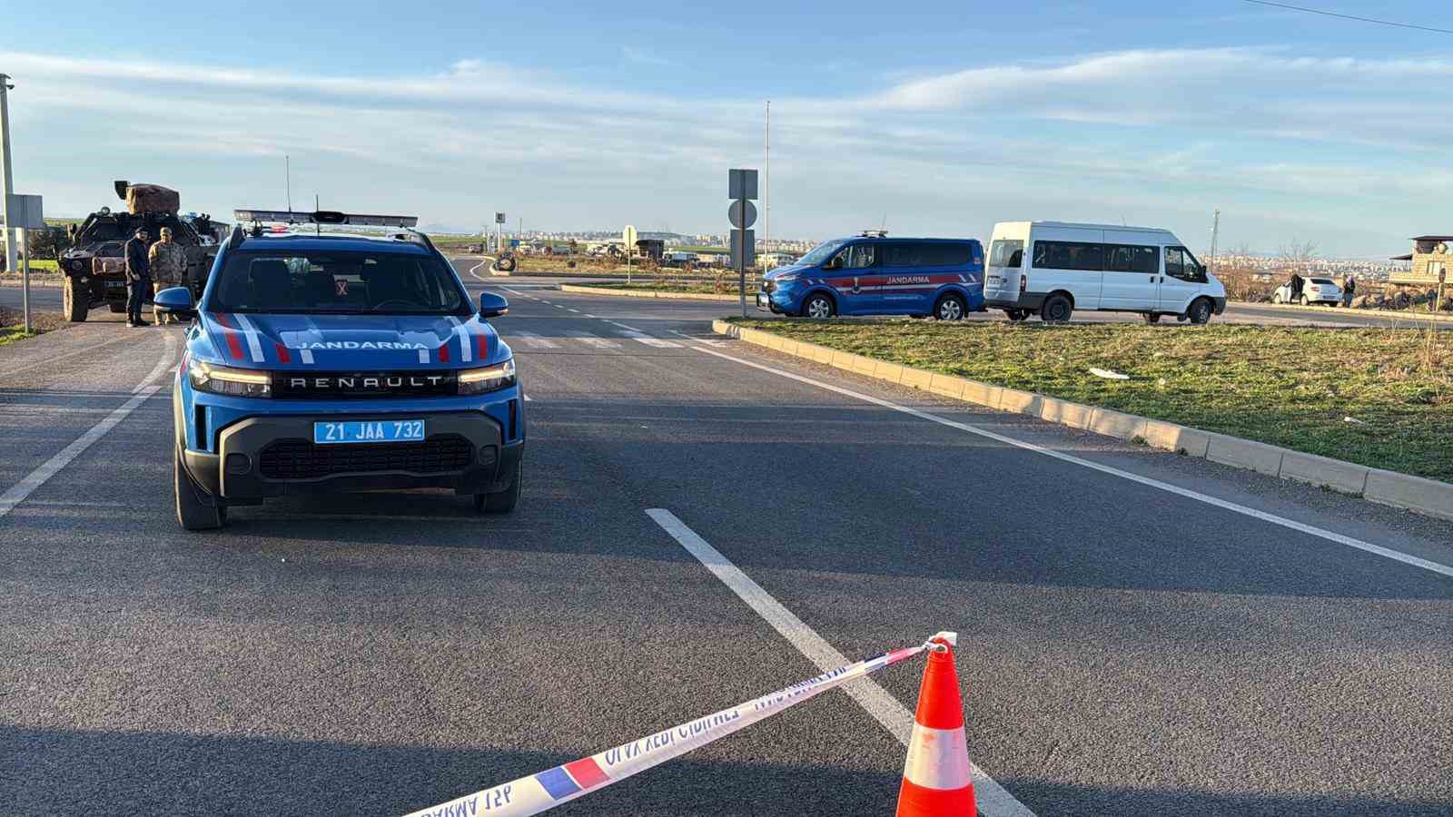 diyarbakirda isci minibusu duvara carpti 12 yarali 3 l15WI1VK