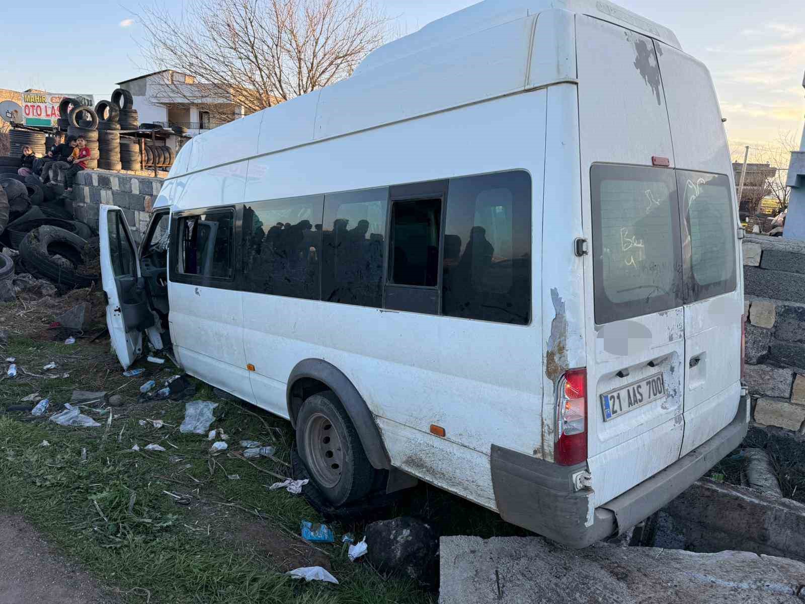 diyarbakirda isci minibusu duvara carpti 12 yarali 4 r8jplgTb