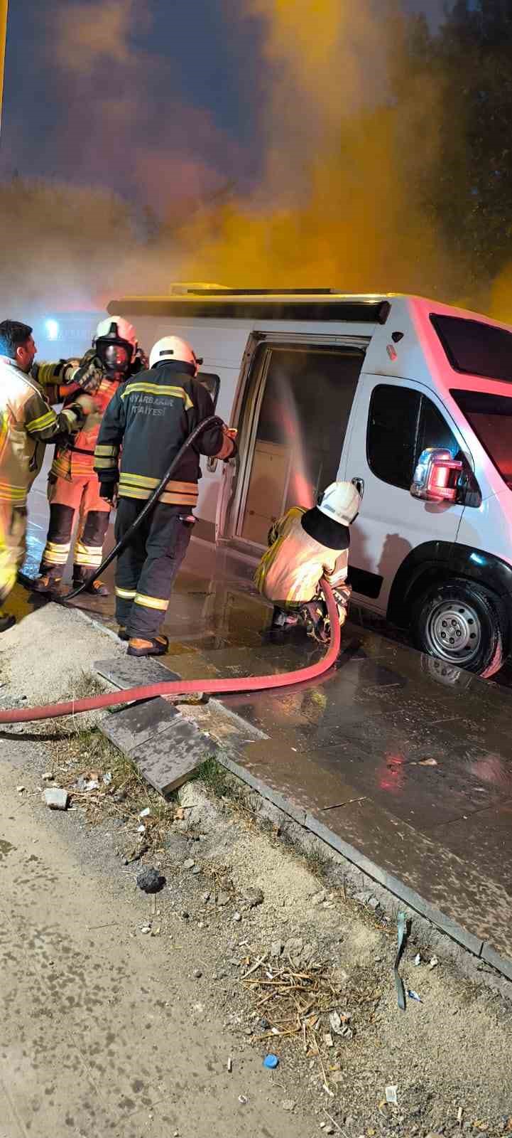 diyarbakirda itfaiye ekiplerinin karavan yanginina mudahalesi kask kamerasinda 2