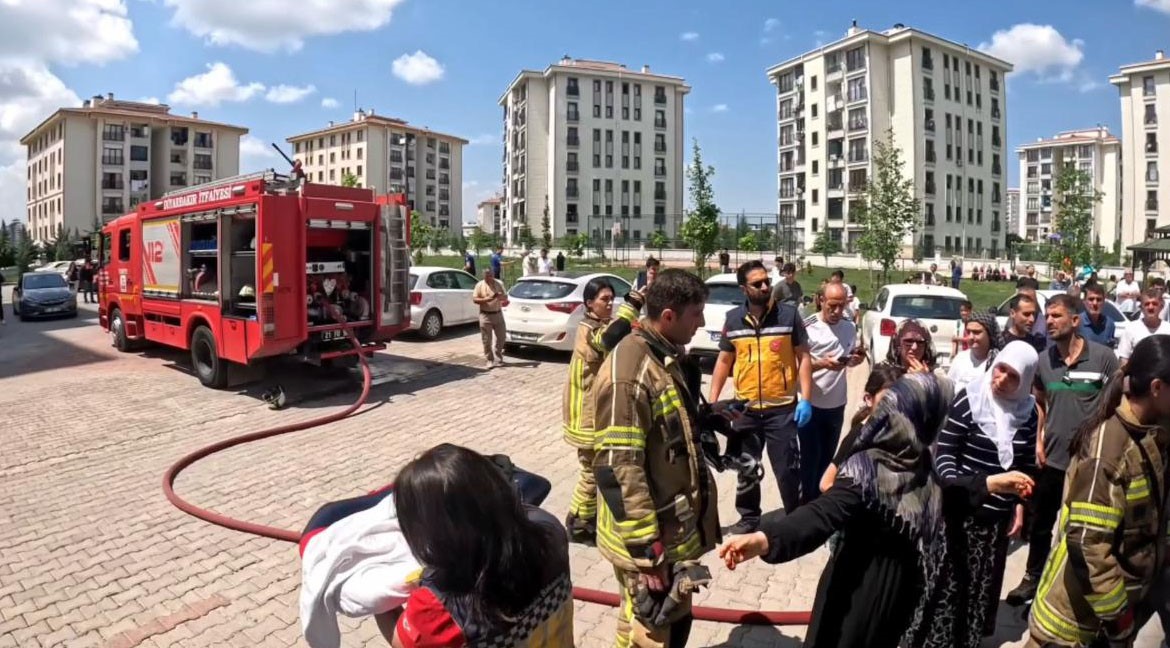 Diyarbakır’da itfaiye erlerinin yangına müdahalesi ve bebekleri kurtarması kask kamerasına yansıdı 5 diyarbakirda itfaiye erlerinin yangina mudahalesi ve bebekleri kurtarmasi kask kamerasina yansidi 1 2awmIcMN