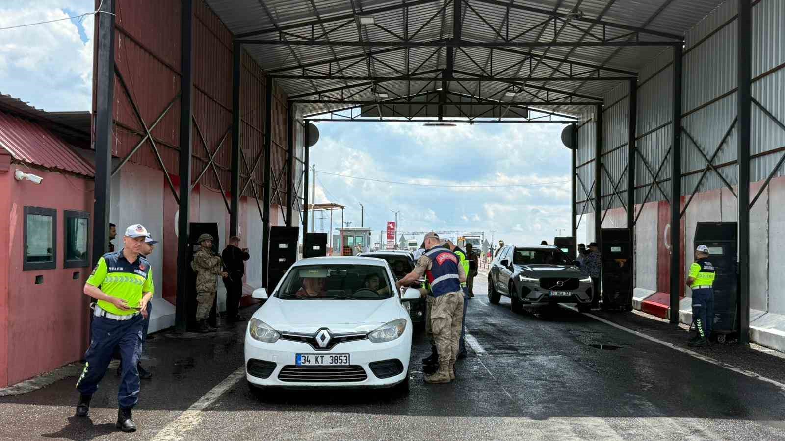diyarbakirda jandarma ekipleri kurban bayrami oncesi trafik uygulamasi yapti 1 LO2aycFX