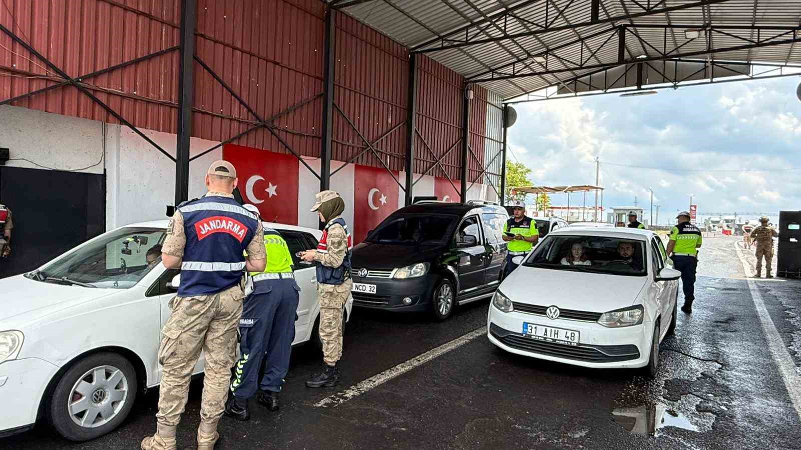 diyarbakirda jandarma ekipleri kurban bayrami oncesi trafik uygulamasi yapti 3 97YFJwB2