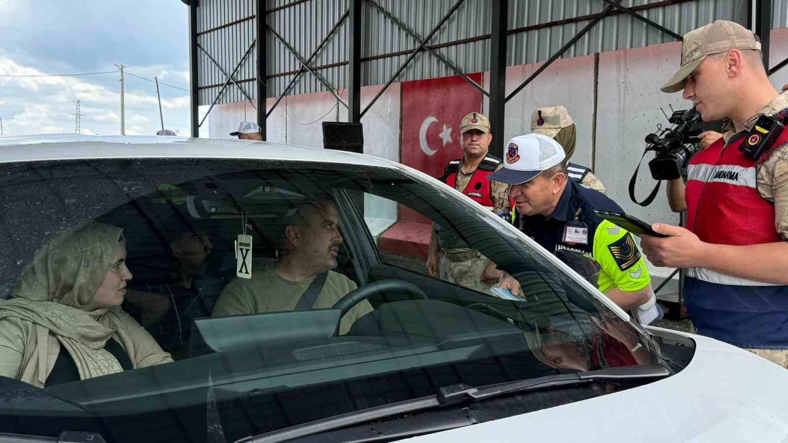 diyarbakirda jandarma ekipleri kurban bayrami oncesi trafik uygulamasi yapti 4 GUm7iXeS