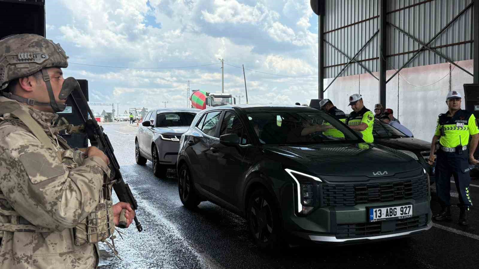diyarbakirda jandarma ekipleri kurban bayrami oncesi trafik uygulamasi yapti 5 d3Pj418P