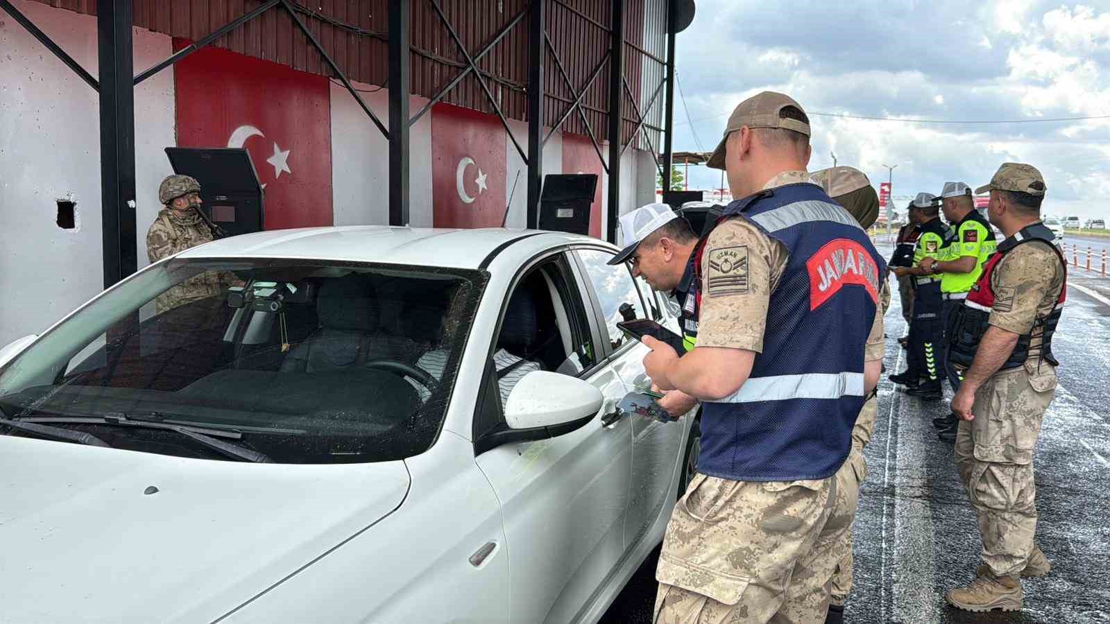 diyarbakirda jandarma ekipleri kurban bayrami oncesi trafik uygulamasi yapti 6 4KLbatCc