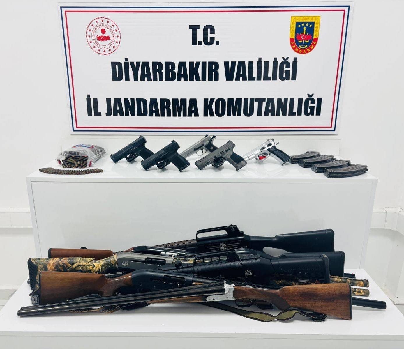 diyarbakirda jandarma operasyonlarinda cok sayida silah ve aparati ele gecirildi 0