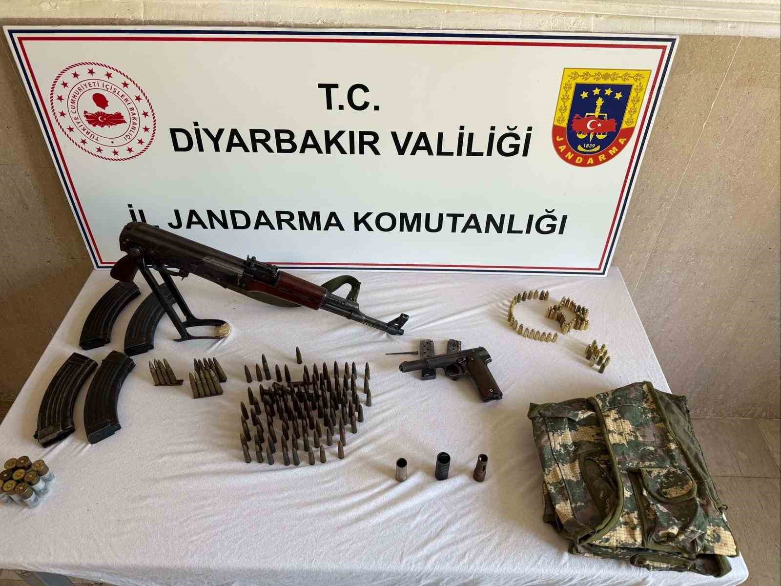 diyarbakirda jandarma operasyonlarinda cok sayida silah ve muhimmat ele gecirildi 0 3tYU9Py5