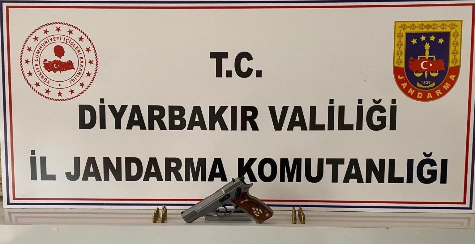 diyarbakirda jasatin calismalarinda tabancalar ve muhimmatlari ele gecirildi 1 h7Ic6kme