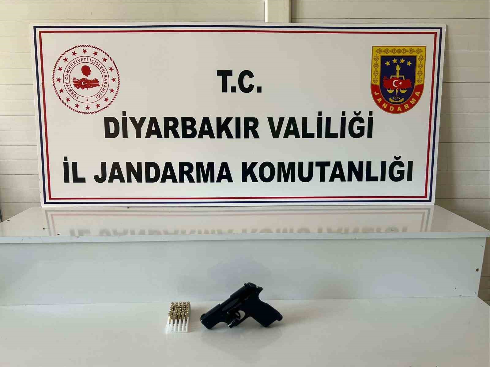 diyarbakirda jasatin calismalarinda tabancalar ve muhimmatlari ele gecirildi 2 OMCJmWtZ
